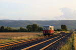 Triebwagen 187 011 als Dampfzugersatz für P 8959 (Quedlinburg - Gernrode), am Abend des 22.08.2020, kurz vor dem Gleisabzweig nach Gernrode. Das Gleis rechts im Bild ist die Regelspurstrecle Halberstadt - Thale (Blickrichtung Thale). Bild 1
(Achtung! Dieses Bild war bereits freigeschalten!!)