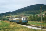 Im Sommer 1980 waren Esslinger VT/VS-Züge der Regentalbahn auf der Strecke Cham - Kötzting - Lam noch die Regel. Im Bild: VT 06 mit VS 11, Hohenwarth, August 1980.