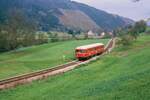 Der Esslinger VT 102 ist hier auf der Harmersbachtalbahn unterwegs (29.10.1986)