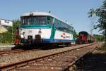 Bahnhof Wiehl am 02.06.2011: VT 1 der WB (Wiehltalbahn) steht  abfahrtbereit nach Dieringhausen. Hinten steht der Zug  Bergischer Lwe  abfahrtbereit nach Richshof-Denklingen, mit Schublok 323 133-9 (Kf II) der Aggerbahn und Zuglok die Jung Dampflok  Waldbrl  Nr. 2243, Baujahr 1914.