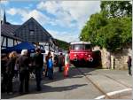 - Zu Besuch bei der Oleftalbahn -  Die Ortsdurchfahrt von Olef, wo der Zug mitten ber den Dorfplatz fhrt, ist in Westdeutschland einmalig. Am 28.08.2011 fand auch noch ein Handwerker- und Hobbymarkt in Olef statt und die Besucher wandten sich vom lebhaften Markttreiben ab, um die Vorbeifahrt der Flitsch zu beobachten, wie die Oleftalbahn bei den Einheimischen liebevoll genannt wird. (Jeanny)