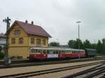 Am 09.08.13 gab es bei der Schwbischen Alb Bahn einen Fahrtag. Hier der MAN Triebwagen VT 8 und VS 14 mit einem Klasse 3 Wagen bei der Bereitstellung in Mnsingen.