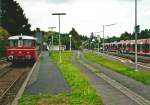 T 23 der RSE im Gleis der Oleftalbahn im Bf. Kall, 17.8.2008. Rechts: 644-Dopprltraktion als RE 22 nach Köln.