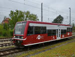 Der Triebzug VT504 002 war Mitte Mai 2021 am Hauptbahnhof in Neustrelitz unterwegs.