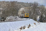 Ein VT2E der Hessischen Landesbahn hat am 08.01.2022 fast den Bahnhof Hundstadt erreicht, vorletzter Halt auf dem Weg nach Grävenwiesbach. Der frische Schnee im Taunus war leider nicht sehr dauerhaft, schon in der folgenden Nacht hat der Regen einen Großteil wieder mitgenommen.