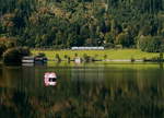 Ein unbekannter Integral der BOB ist am 22.09.2017 am morgendlichen Schliersee in Richtung Bayrischzell unterwegs