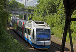 VT112 der Bayerischen Oberlandbahn unterquert am 18. August 2016 bei Solln eine Überwerfung der Münchner S-Bahnlinie 7. Der Dieseltriebwagen vom Typ Integal wird in wenigen Augenblicken auf der Großhesseloher Brücke die Isar überqueren.