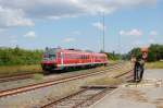 610 011 am 05.07.2008 bei der Einfahrt in Vilseck. Rechts ist die alte, schon sehr heruntergekommene Gleiswaage zu sehen.