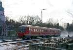 Schnellschuss heute mittag, 16. Februar 2012. Nach dem Anruf eines Bekannten war ein 610er von Marktredwitz nach Hof unterwegs. Ich konnte noch rasch Oberkotzau erreichen und da kam 610 507/007 auch schon angerauscht. In der Hektik schaffte ich es nicht mehr, den Kirchturm ganz drauf zu bekommen. Aber für Gegenlicht ist es mE ganz brauchbar. Ich wollte unbedingt mal einen fahrenden 610er im Hofer Raum haben, denn einen Planeinsatz gibt es aktuell nur zu Nachtzeiten....  Ach ja, Bilderdiebstahl wird verfolgt. Man kann einfach mailen....