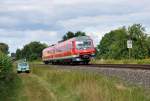 610 001 als RE3524 am 11.08.2012 bei Rothenstadt. Ganz unerwartet kam im gleichen Moment ein Auto der Bundespolizei den Feldweg hervorgehoppelt.