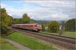 Bahn am Hochrhein. Beim Schloss Beuggen legen sich 611 003 und 611 004 satt in die  Kurve . Oktober 2017.