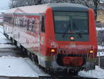 Ab dem 01.05.2018 wird die untere Höllentalbahn zwischen Neustadt (Schwarzwald) und Donaueschingen für rund 1 1/2 Jahre wegen Elektrifizierungsarbeiten gesperrt. Damit verschwindet auch die alte Signaltechnik in den Bahnhöfen Löffingen und Döggingen. Welche frostigen Temperaturen am 18.03.2018 herrschten, wird in dieser Großaufnahme des 611 007 deutlich, der aus Löffingen in Richtung Villingen (Schwarzwald) ausfährt. Gruß zurück an den freundlichen Triebwagenführer im mollig warmen Fahrzeug!