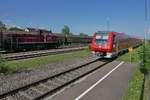 Von Ulm kommend fahren 611 010 und ein weiterer Triebwagen der Baureihe 611 als RE 3214 nach Donaueschingen am 04.06.2018 in den Bahnhof von Mengen. V 151 der HzL steht bereit, um nach Freigabe der eingleisigen Strecke nach Ulm zu fahren.