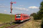 Der Bahnhof Döggingen an der hinteren Höllentalbahn ist noch komplett mit mechanischer Stellwerkstechnik ausgestattet. Hier passiert 611 542 als RE22313 nach Neustadt (Schw.) gerade die östlichen Ausfahrsignale. Aufgenommen am 10.09.2015