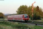 Leider war die Sonne schon beim Abschalten und stand zu tief, als 611 016 als RE 22317 (Neustadt-Rottweil) den Bahnhof Döggingen verlässt. Ich zeige das Bild jetzt trotzdem, da es wegen der geplanten Elektrifizierung und der Umstellung des Bahnhofs auf ESTW bald Erinnerung sein wird. Döggingen, 22.08.2015.