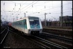 In Türkis beiger und roter Zusammenstellung erreicht hier der Triebwagen 611015 als RE 3622 am 21.2.1998 um 12.56 Uhr den Bahnhof Köln Deutz.