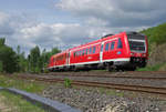 612 115 und zwei weitere 612er sind von Hof aus auf dem Weg nach Nürnberg. Hier bei Oberkotzau werden sie gleich nach dem Bahnhof im Tal der Saale verbleiben und über die Schiefe Ebene und Bayreuth nach Nürnberg fahren. Bahnstrecke 5100 Bamberg - Hof am 25.05.2017