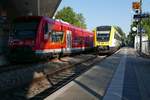 Auf der eingleisigen Bodenseegürtelbahn hat die aus drei Triebwagen der Baureihe 650 bestehenden Regionalbahn in Friedrichshafen-Manzell planmäßig 4 Minuten Aufenthalt, um den aus der