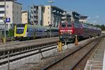 Bei planmigem Betriebsablauf sind der IRE nach Basel und der RE nach Lindau nicht gleichzeitig im Bahnhof von Friedrichshafen zu sehen.