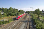 Der Bahnknoten Oberkotzau liegt an drei Bahnstrecken. Weiden - Oberkotzau (5050 hier links), Bamberg - Hof (5100 hier rechts) und nicht im Bild die Strecke Oberkotzau - Selb-Plößberg-As (Asch). 612 490 und ein Schwestertriebwagen, als RE Regensburg - Hof, rollen hinunter ins Tal der Saale und wird gleich den Bahnhof Oberkotzau ohne Halt durchfahren. 18.08.2018