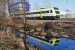 612 139 passiert als IRE 3046, Ulm - Basel, die Haltestelle Biberach Süd. Am 21.02.2019 wurde am Gewässer Namens  Schwarze Bach  auf den Auslöser gedrückt, in dem mehr Wasser sichtbar ist als im knapp zwei Jahre zuvor aufgenommenen, nachfolgenden Bild.