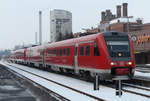 07. Januar 2010, RE 3045 und 3065 sind mit 10 Minuten Verspätung in Kulmbach angekommen. In Neuenmarkt-Wirsberg wird der Zug getrennt: 3045 fährt nach Hof, 3065 nach Bayreuth.
