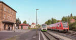 Münnerstadt am 24.5.06, die verbliebenen Gleise wurden inzwischen zu 1 und 2 umbenannt: Zugkreuzung eines EB-RegioShuttles als RB nach Schweinfurt mit dem DB-RegioSwinger 612 525 als RE nach Erfurt.