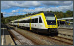 612 128 der DB Regio steht am 04.10.2023 mit einem weiteren 612 im bwegt-Design im Bahnhof Sigmaringen.