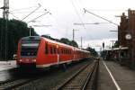 612 044-8/612 544-7 und 612 550-4/612 050-5 mit RE 12108 (RE 17 Sauerland-Express) Kassel Wilhelmshhe-Hagen auf Bahnhof Warburg am 26-7-2003. Bild und scan: Date Jan de Vries.

