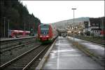 612 042/542 und 612 549/049 sind soeben als RE17 (RE 3907)  Sauerland-Express , von Hagen nach Kassel-Wilhelmshhe, in Brilon Wald eingefahren und warten nun auf die Abfahrt. Links im Bild wartet die RB55 (RB 23727)  Uplandbahn nach Korbach. (28.12.07)