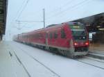 Bei starkem Schneefall und mit 25 Minuten Versptung ist RE 3791 von Hof nach Dresden im Bahnhof Freiberg angekommen, 23.11.08