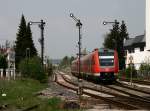 Am 1. Mai durchfahren zwei Triebwagen der Baureihe 612 als RE 3993 von Ulm nach Lindau den Bahnhof von Illertissen.