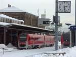 Der Winter hat Hof Hbf am 10.12.2010 voll im Griff. Hier Momentaufnahme auf einen 612er am Hausbahnsteig, rechts steht die nchste Garnitur. Man beachte die Eiszapfen am Dach des EG. Frher war die Bahnsteigberdachung am Hausbahnsteig nahezu doppelt so lang, das wird wohl seinen Grund gehabt haben.....