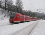 612 668 (Franken-Sachsen-Express) und ein weiterer 612er erreichen am 28. Dezember 2010 als RE nach Bayreuth den Bahnhof Ludwigsstadt auf Gleis 3.