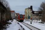 Vorbei an schn restaurierten Husern fhrt 612 029 am 8.1.2011 in den Bahnhof Schmlln ein. Ziel des Zuges ist Altenburg.