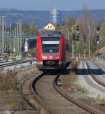 Keilbahnhof Jena Gschwitz - 

Zwei Bahnlinien berhren Gschwitz an der Saale. Die Saale(tal)bahn und die Weimar-Geraer Bahn.

612 033 + 612 147 haben mit ihrem RE Jena - Gschwitz verlassen, Ziel ist Gttingen ber Erfurt.

Die Zahl der wartenden Fahrgste war fr mich berraschend gro.

23.10.2011