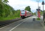612 992 durchfährt hier als RE von Hof Hbf nach Nürnberg Hbf den Bahnhof von Oberkotzau, 21.Mai 2013.