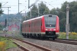 612 992 und 612 155 fahren am 08.09.2013 mit dem RE 3791 nach Dresden Hbf, hier bei der Durchfahrt in Mosel.