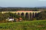 Ein guter Standpunkt um abends das Ghrener Viadukt abzulichten ist die Strae von Ghren nach Obergrfenhain. So geschehen hier am 16.10.06, als der RE von Leipzig nach Chemnitz das imposante Bauwerk befhrt.