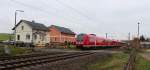 612 555 und 612 062 fahren am 13.11.2014 mit dem RE 3456 am Block in Niederhohndorf vorbei gefahren in Richtung Zwickau.