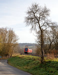 
Der Dieseltriebwagen mit Neigetechnik 612 157 / 612 657 (95 80 0612 157-7 D-DB / 95 80 0612 657-6 D-DB) ein Bombardier  RegioSwinger  der DB Regio Bayern erreicht am 27.03.2015, als RE von Lichtenfels nach Nürnberg, bald den Bahnhof Trebgast.