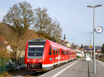 Der Dieseltriebwagen mit Neigetechnik 612 981 / 612 481 (95 80 0612 981-0 D-DB / 95 80 0612 481-1 D-DB), ein Bombardier  RegioSwinger  der DB Regio Bayern, ex DB 612 181-8 / 612 181-8 am 27.03.2015, als RE von Lichtenfels nach Nürnberg, beim Halt im Bahnhof Trebgast.

Der Zweiteilige Dieseltriebzug wurde 2003 von Bombardier unter den Fabriknummern 24172 / 24171 gebaut. Dieser VT 612 ist einer von den 17 ehemaligen „Fernverkehrs-RegioSwinger“, und hatte das IC-Farbschema.

Neigetechnik
Der VT 612 ist ein zweiteiliger Dieseltriebzug mit Neigetechnik. Die Neigetechnik erlaubt das bogenschnelle Fahren. Durch das bogenschnelle Fahren kann die Geschwindigkeit im Vergleich zu „herkömmlichen“ Schienenfahrzeugen in kurvenreichen Strecken wesentlich erhöht werden, da sich das Fahrzeug bis zu 8 Grad neigen kann. Ähnlich wie ein serpentinenpassierender Motorradfahrer durchfährt der Zug die Kurve, was erhebliche Fahrzeitverkürzung möglich macht. Voraussetzung hierfür ist jedoch nicht nur die Fahrzeugtechnik, sondern auch umfangreiche technische Anpassungen an den Gleis- und Signalanlagen entlang der Strecke und den Bahnhöfen.

Im Dezember 2015 wurde bei einem Fahrzeug der Baureihe 612 ein technischer Fehler in einem Bauteil des Neigetechnik-Antriebs gefunden. Aufgrund dessen wurde die Neigetechnik zum 19. Dezember 2015 bei den Baureihen 611 und 612 vorübergehend abgeschaltet und sie verkehrten mit konventioneller Kurvengeschwindigkeit. Das Bauteil wurde gegen ein entsprechend geändertes bzw. verstärktes Bauteil ausgetuscht. Die Triebzüge mit dem neuen Teil dürfen wieder mit Neigetechnik, man kann sie sehr gut an dem runden blauen Aufkleber in der Windschutzscheibe erkennen.

Der Antrieb erfolgt durch zwei Cummins QSK-19 6-Zylinder-Diesel- Reihenmotore, die Kraftübertragung erfolgt hydraulisch über ein Strömungsgetriebe (Antrieb diesel-hydraulisch).

Technische Daten:
Spurweite: 1.435 mm (Normalspur)
Achsformel: 2’B’+ B’2’
Länge über Kupplung (Scharfenberg): 51.750 mm
Drehgestellachsstand:  2.450 mm
Höhe: 4.124 mm
Breite: 2.852 mm
Treibrad- und Laufraddurchmesser: 890 mm
Eigengewicht: 93 t
Dienstgewicht: 116 t
Motorleistung: 2x 560 kW
Höchstgeschwindigkeit: 160 km/h
Sitzplätze: 146 
Fußbodenhöhe: 1.290 mm