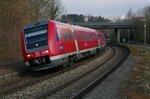 An der ehemaligen Haltestelle Weiensberg zeigt 612 002 eindrucksvoll den Einsatz der Neigetechnik. Am 13.03.2016 fhrt 612 002 als RE 3987 von Ulm ber Kempten nach Lindau und wird in Krze den Inselbahnhof erreichen.