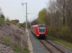 612 175 fährt am 30.04.2016 als RE 3909 (Erfurt - Glauchau (Sachs)) durch die Ortslage von Dennheritz.
Dieser Triebwagen ist einer mit wieder funktionierenden Neigetechnik, zu erkennen an den blauen Punkt in der Scheibe. Im Dezember 2015 fand man ein technischen Defekts an der Neigetechnik, dies führte dazu das alle 612 und aber auch 611 die Neigetechnik abgeschalten wurde. 