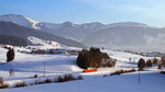 Der Verkehr im Allgäu wird großteils mit der Baureihe 612 abgewickelt. Alle zwei Stunden fahren die Züge von Augsburg oder von Ulm bis Immenstadt, wo geteilt werden, und in zwei Teilen bis nach Oberstdorf bzw. Lindau weiterfahren. 

Am 26. Jänner des 2013 war eine unbekannt gebliebene 612 mit dem RE 3190 aus Augsburg bei der Arbeit. Im Hintergrund ist die Orsteil Zell zu sehen. Der Zug ist wenige Minuten früher den Bahnhof Oberstaufen verlassen.