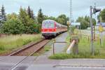 An der Zweigstrecke Ebenhausen - Bad Kissingen gibt es bei Oerlenbach nur einen Zwischenstopp. 614 072 fuhr am 19.6.01 auf dem Weg nach Norden am Bahnsteig Richtung Schweinfurt durch ... 