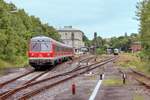 614 071 fuhr am 19.6.01 als RB nach Schweinfurt in Bad Kissingen aus. Früher lagen hier zwei Streckengleise. Zum Zeitpunkt der Aufnahme war auch schon das Anschlussgleis am rechten Bildrand außer Betrieb und teilweise überteert. (Und der Zugang zur Fotostelle dadurch öffentlich zugänglich.)