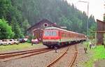 15.07.1990 Heute fand eine Festveranstaltung anlässlich des 90. Geburtstages der Rodachtalbahn Kronach - Nordhalben statt. Die Strecke war noch durchgängig befahrbar. Ein Großteil der Besucher reiste mit VT 614 038 an. Zu dem im Hintergrund sichtbaren Lokschuppen führen heute wieder Gleise.