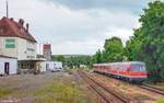 614 023 kam am 19.6.01 aus Schweinfurt und fuhr am großen Baywa-Lagerhaus vorbei in den Bahnhof Münnerstadt ein.