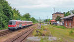„Nachschuss“ am 19.6.01 auf den in Münnerstadt nach Gleis 2 einfahrenden 614 024. Vorne stand ein Prellbock quer zum Gleis und im Hintergrund zeigte das Ausfahrsignal schon „Hp2“.